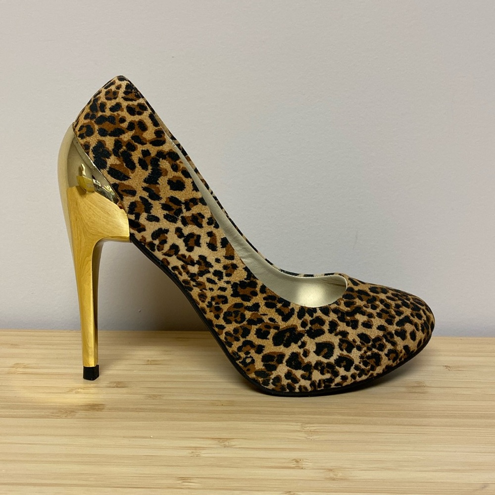 Charles Albert Leopard Print Pumps